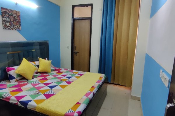 4 BHK flat for Working Bachelor