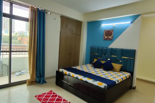 4 BHK flat for Working Bachelor