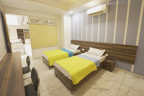 4 BHK flat for Working Bachelor