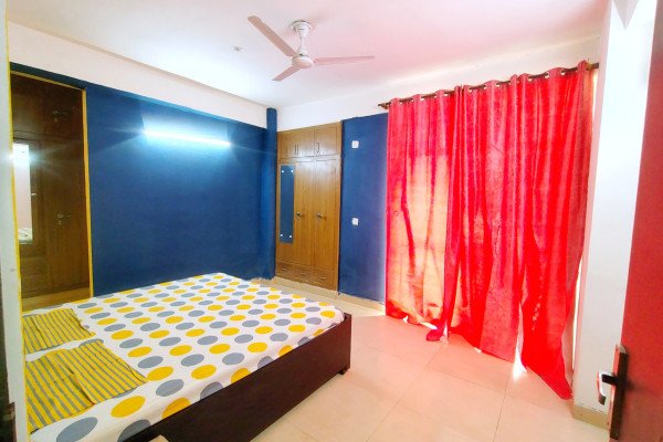 4 BHK flat for Working Bachelor