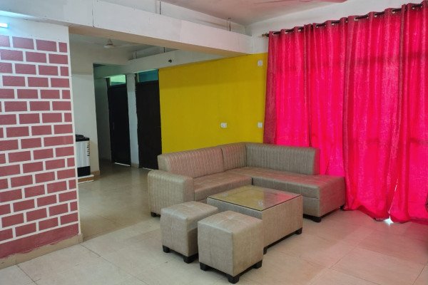 4 BHK flat for Working Bachelor