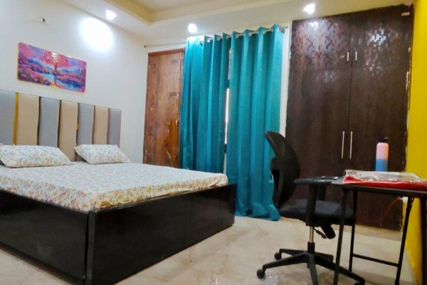 Single/Private Room in Sector 75, Noida Near Metro