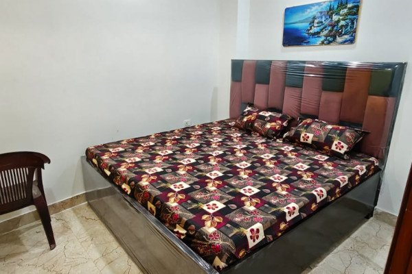 Single/Private Room in Sector 75, Noida Near Metro