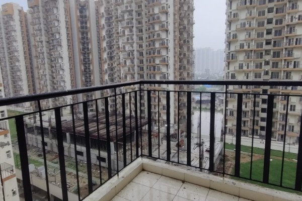 Single/Private Room in Sector 75, Noida Near Metro