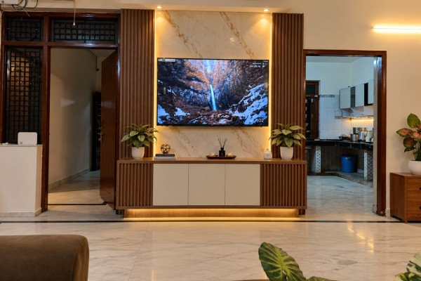 Premium Twin-Sharing Accommodation for Working Professionals in Greater Noida